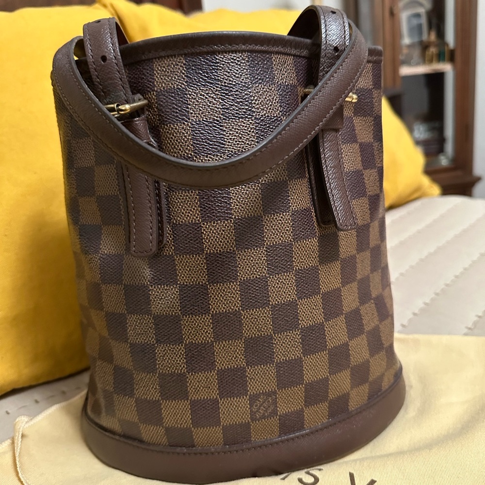 Authentic Louis Vuitton Damier Ebene Bucket bag. With dust Bag